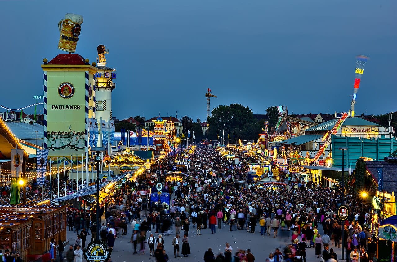 Oktoberfest 2010 - abendliche Stimmung, aufegnommen vom Bavaria-HΓΌgel