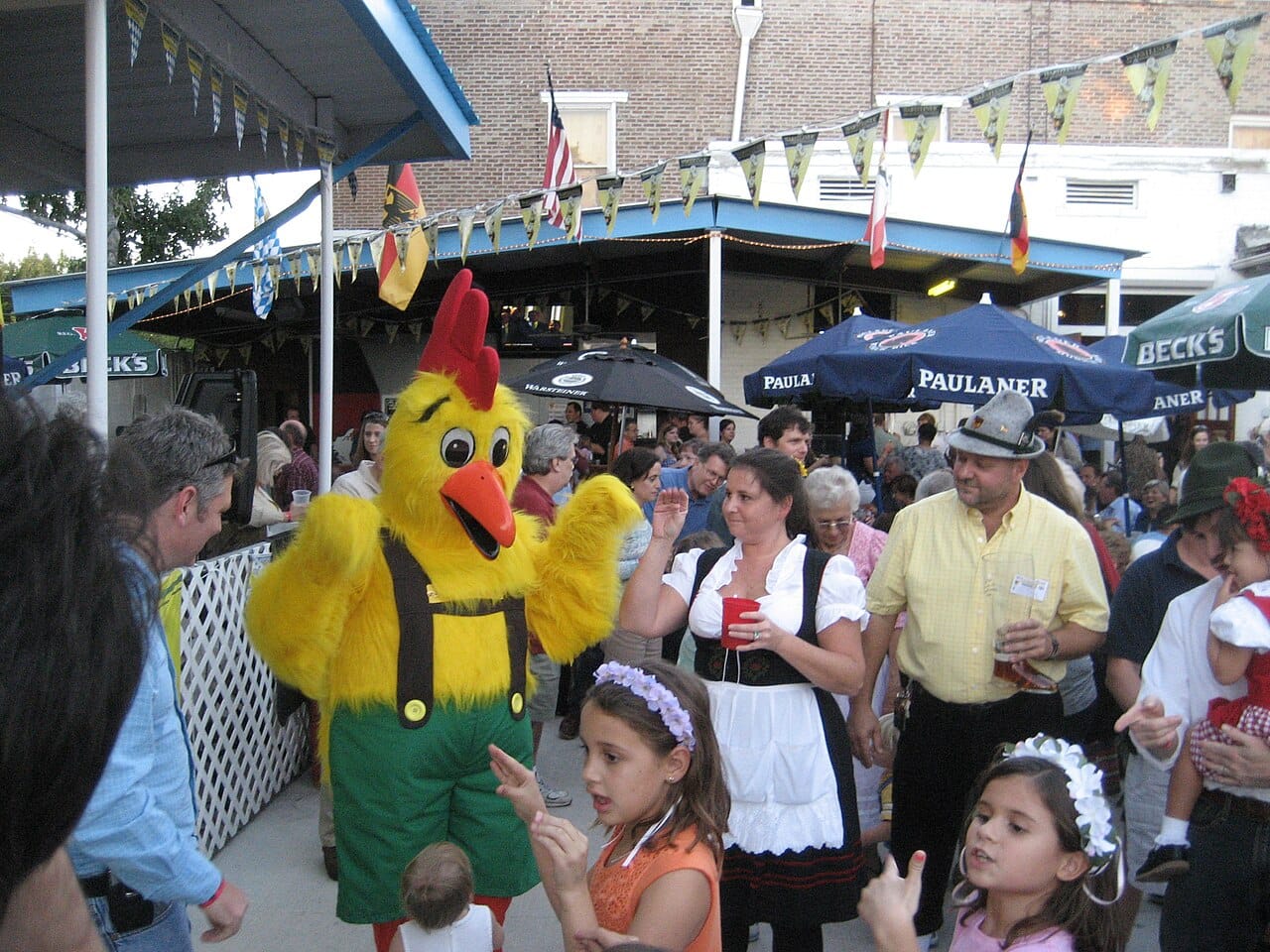 DeutschesHaus12Oct07Oktoberfestchickendance1